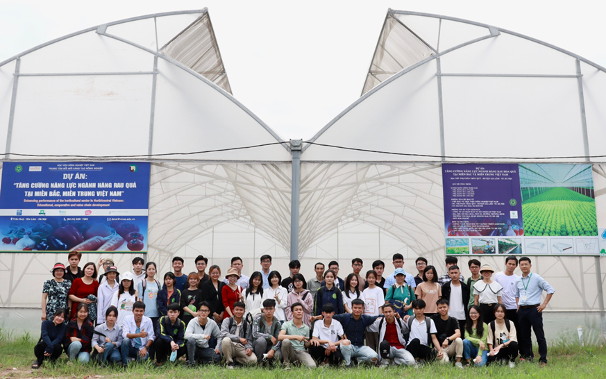 Sinh viên, các giảng viên, nghiên cứu viên chụp ảnh tại khu nhà lưới công nghệ cao của Trung tâm đổi mới sáng tạo - Học viện Nông nghiệp Việt Nam